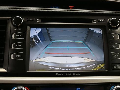 Used 2019 Toyota Highlander XLE AWD/4WD image 28