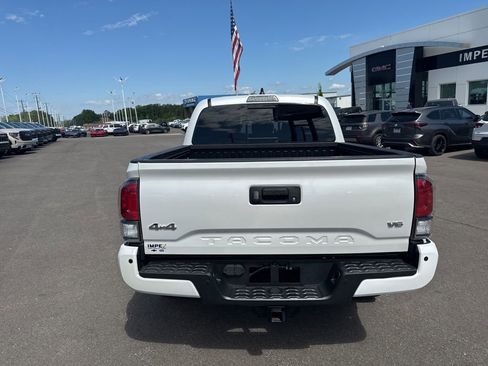 Used 2021 Toyota Tacoma Limited AWD/4WD image 4