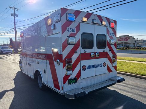 Used 2015 Chevrolet Express 4500 4500 Van 159 Diesel w/ Ambulance Package image 9