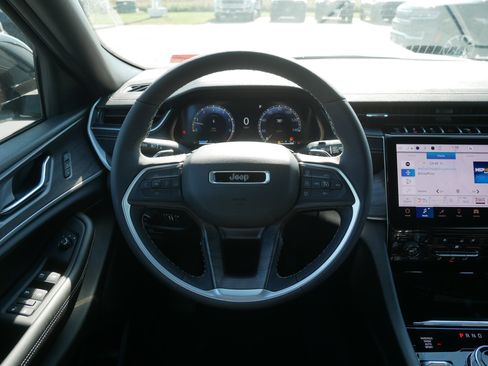 New 2025 Jeep Grand Cherokee Limited w/ Luxury Tech Group II image 11