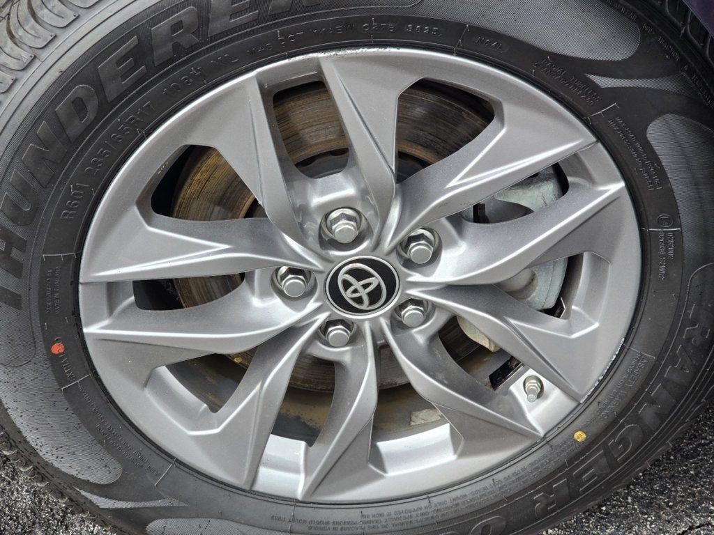 Certified 2024 Toyota Sienna XLE FWD image 10