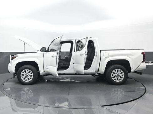 Used 2025 Toyota Tacoma SR5 AWD/4WD image 31