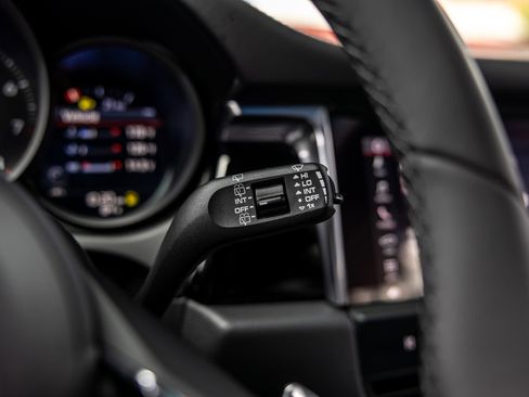 Certified 2025 Porsche Macan AWD/4WD image 33