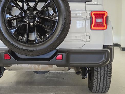 Used 2024 Jeep Wrangler Unlimited Sahara AWD/4WD image 53