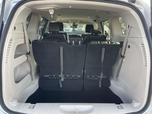 Used 2024 Chrysler Pacifica Touring-L FWD image 9