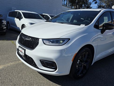 New 2026 Chrysler Pacifica Limited w/ S Appearance Package image 7