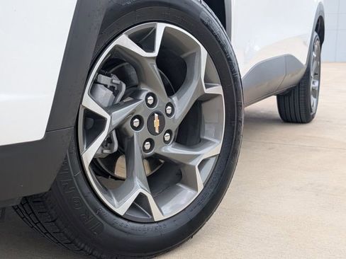 Used 2025 Chevrolet Trax LT FWD image 2