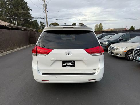 Used 2013 Toyota Sienna XLE image 5
