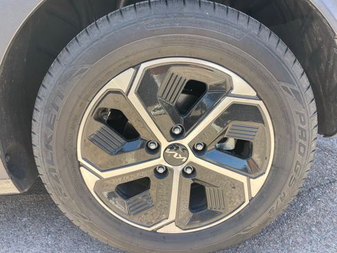 Used 2023 Kia Niro LX image 7