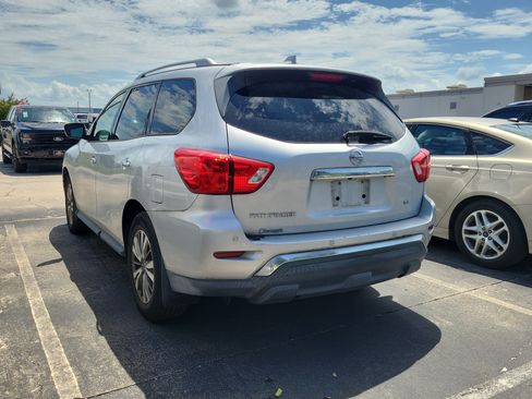 Used 2019 Nissan Pathfinder SL FWD image 4