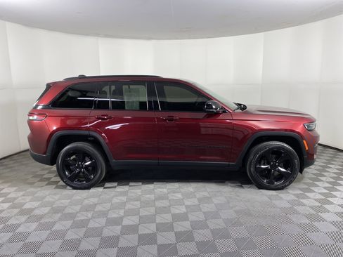 Used 2023 Jeep Grand Cherokee Altitude image 7