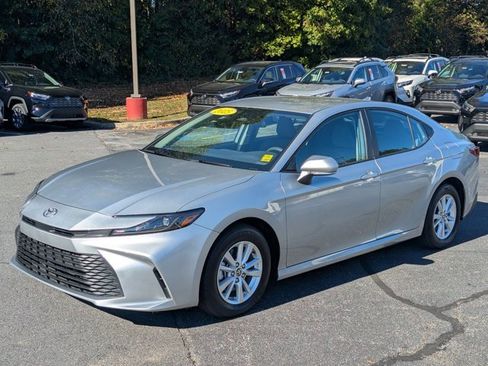 Used 2025 Toyota Camry LE image 3