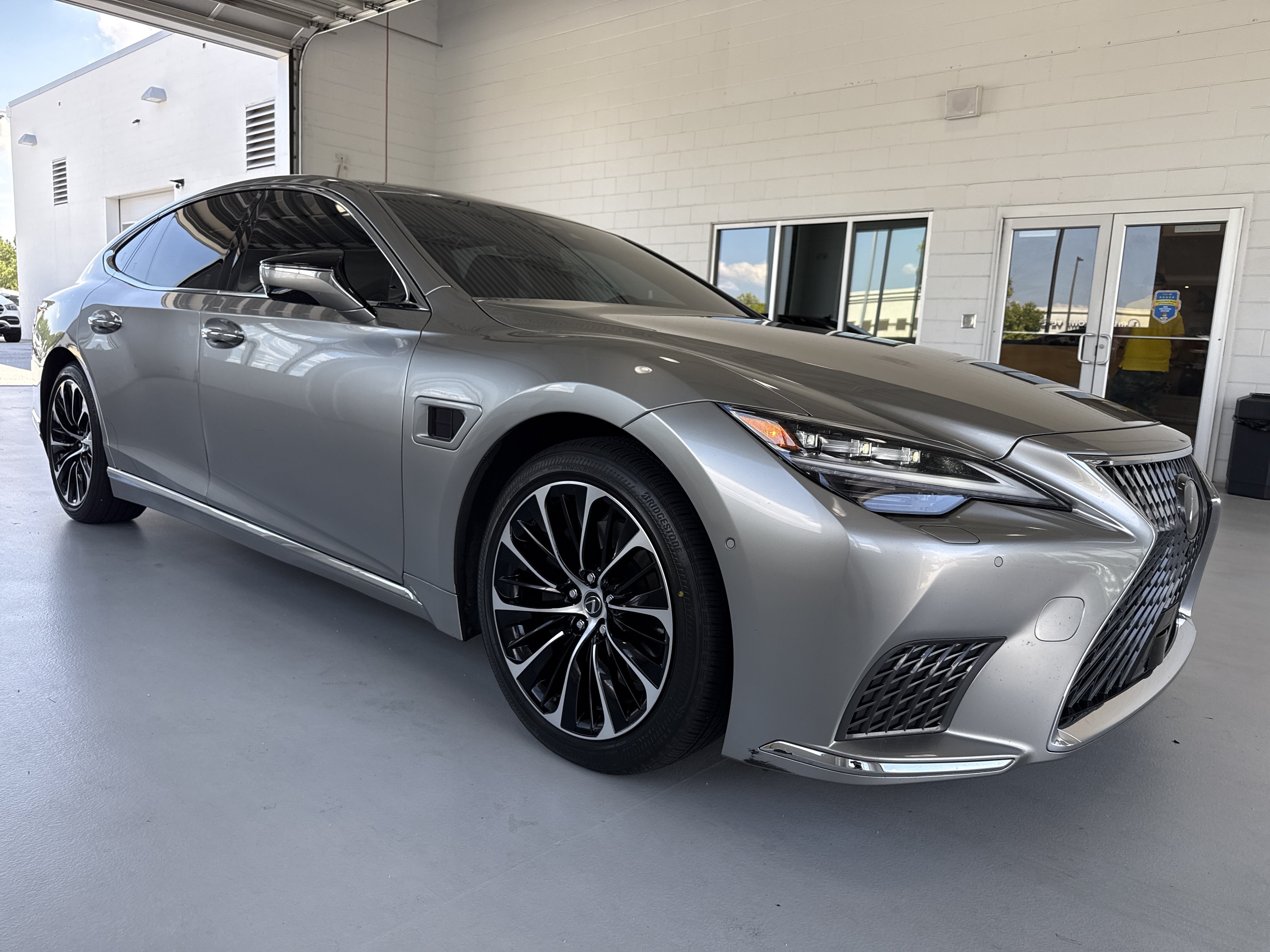 Used 2023 Lexus LS 500h AWD w/ Luxury Package image 9
