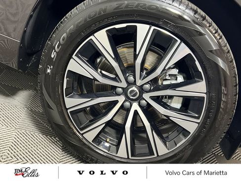 Used 2025 Volvo XC60 B5 Plus image 17