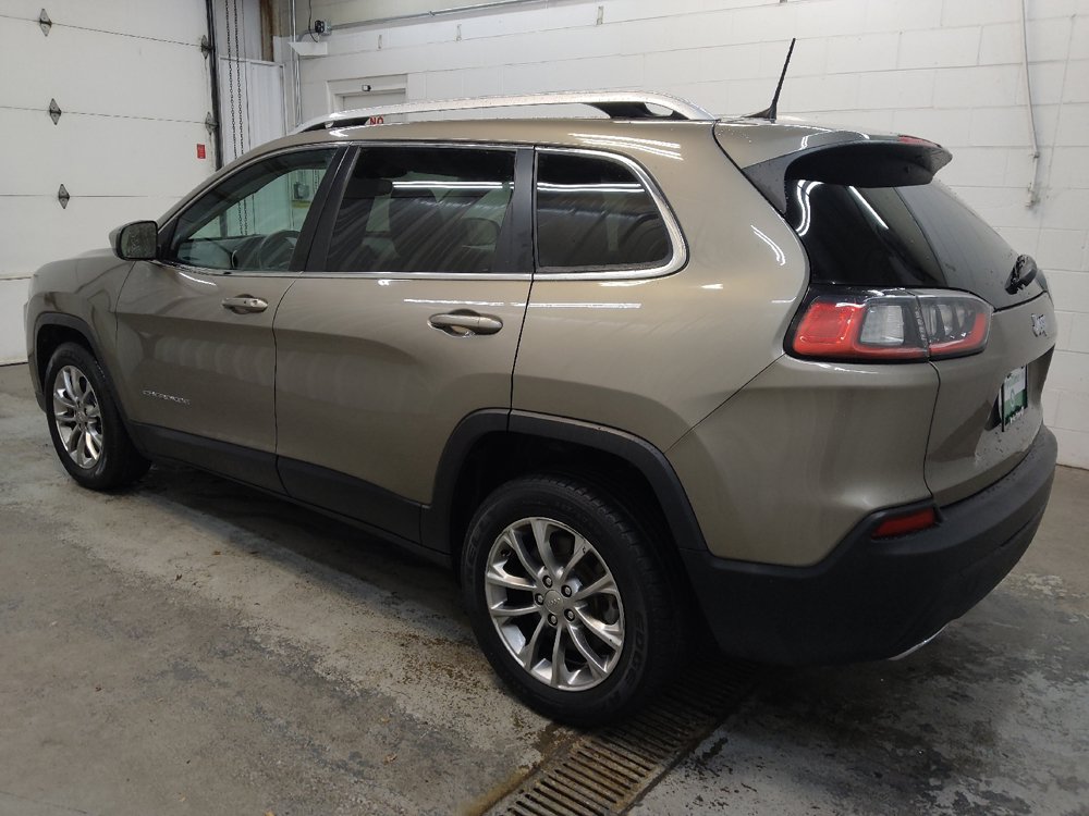 Used 2019 Jeep Cherokee Latitude Plus w/ Comfort/Convenience Group FWD image 3