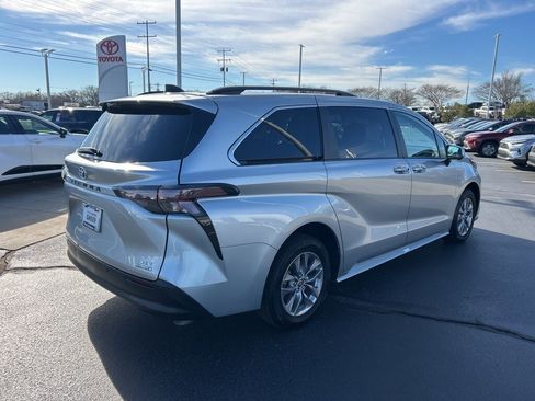 Used 2024 Toyota Sienna XLE image 20