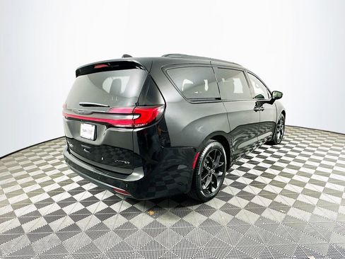 Used 2025 Chrysler Pacifica Limited image 10