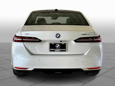 Used 2026 BMW i5 eDrive40 w/ Premium Package image 4