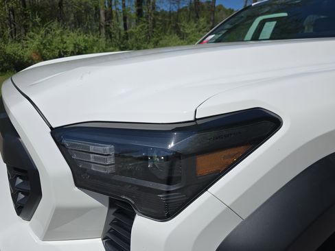 Certified 2024 Toyota Tacoma TRD Off-Road AWD/4WD image 28