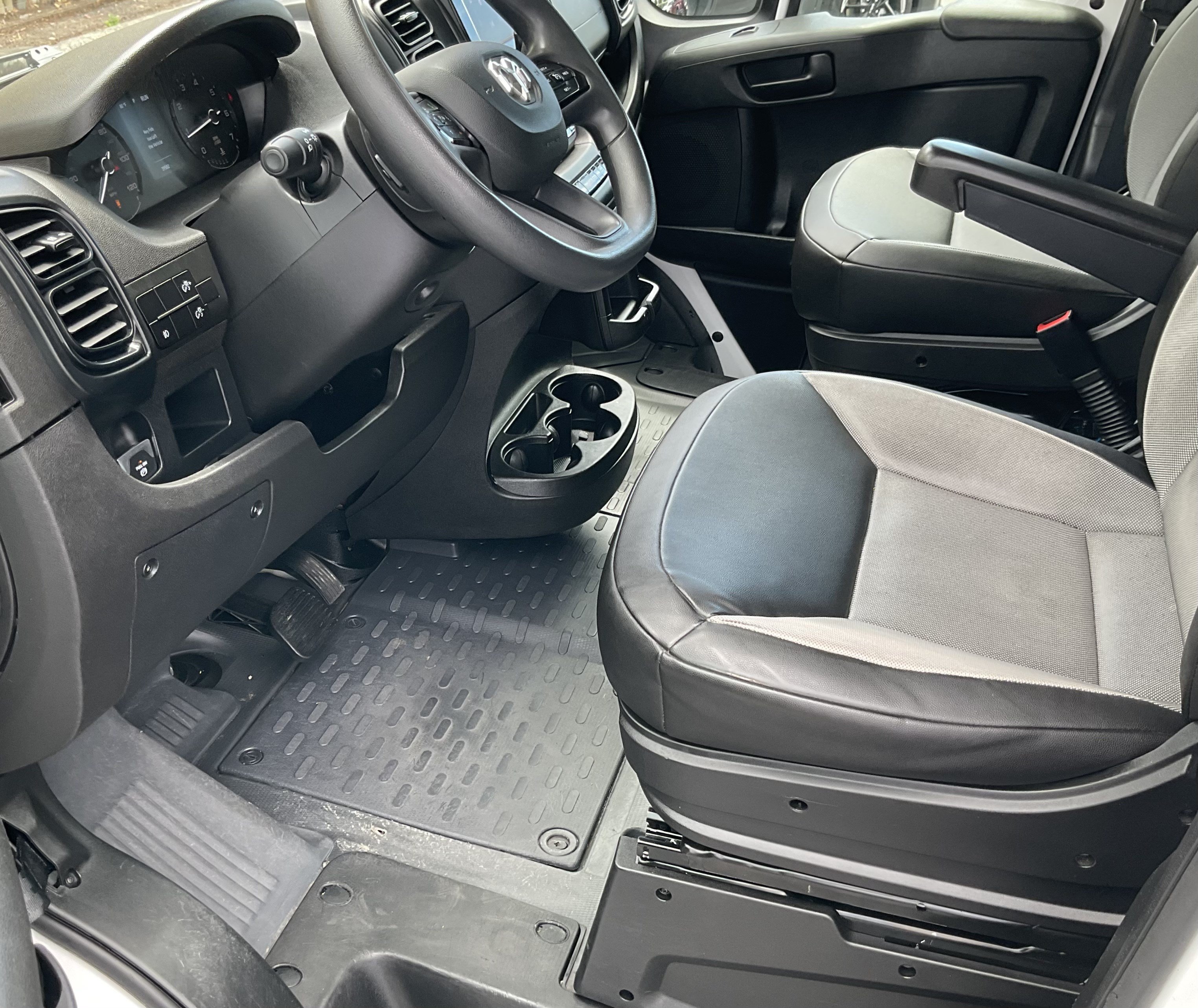 Used 2025 RAM ProMaster 2500 w/ Convenience Group FWD image 17