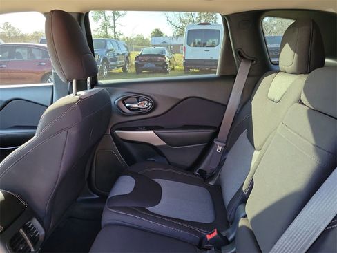 Used 2018 Jeep Cherokee Latitude w/ Mobile Office Group image 28