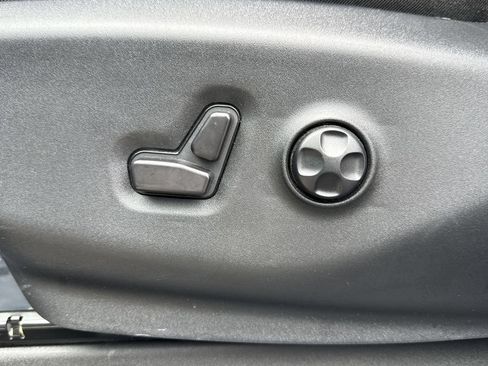 Used 2025 Chrysler Pacifica Limited FWD image 14