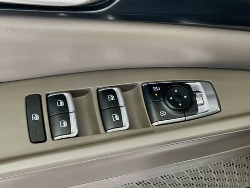 Used 2025 Kia Carnival FWD image 15
