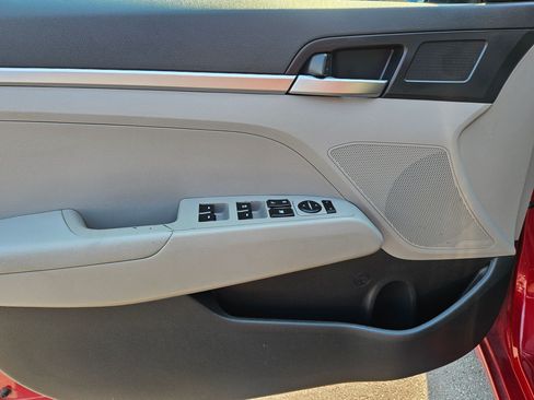 Used 2019 Hyundai Elantra SE FWD image 14