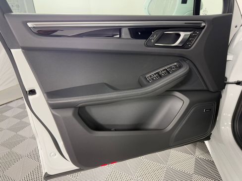 Certified 2026 Porsche Macan AWD/4WD image 14