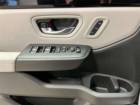 New 2025 Honda Pilot Touring image 12