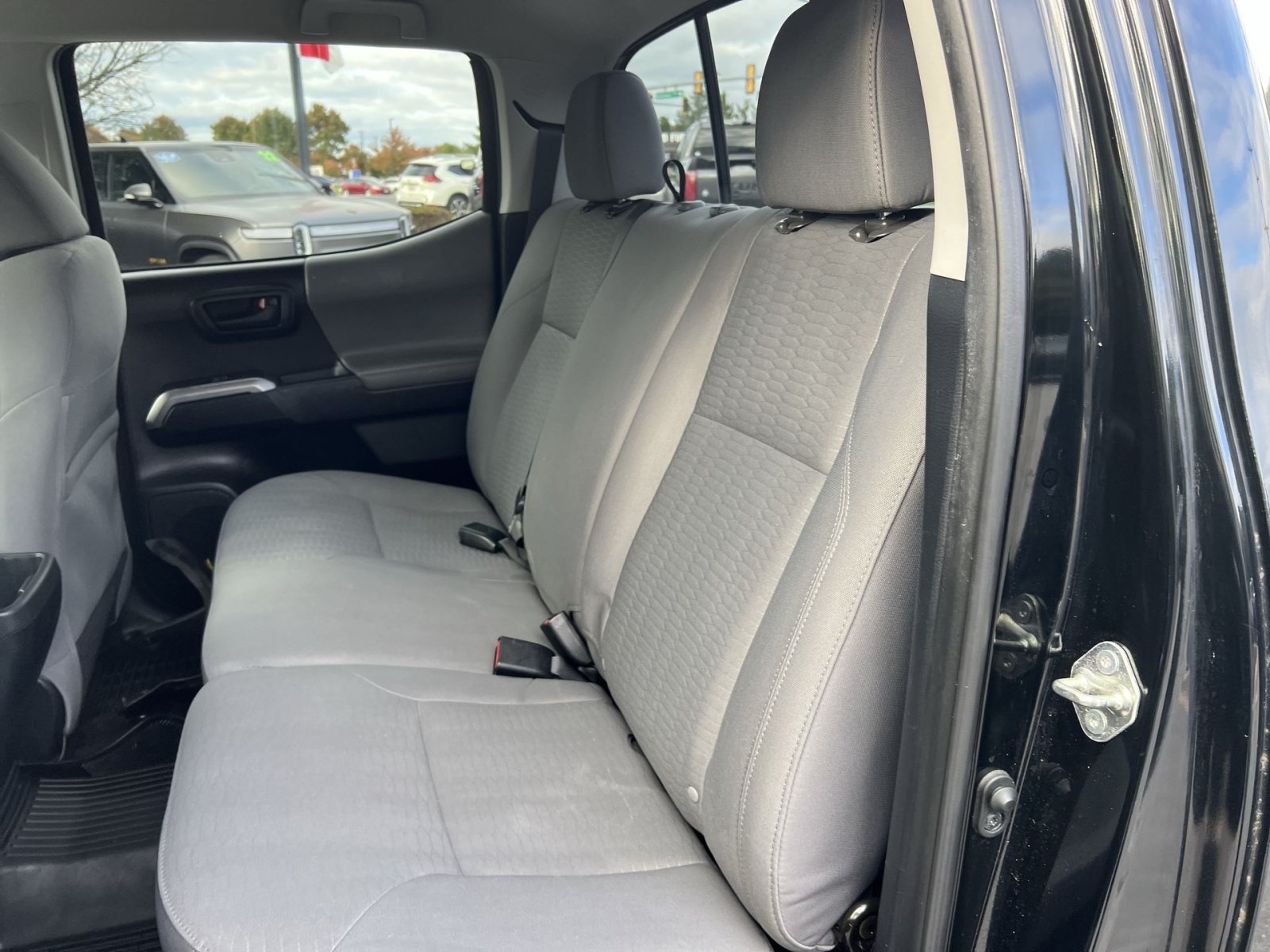 Used 2018 Toyota Tacoma SR5 AWD/4WD image 22