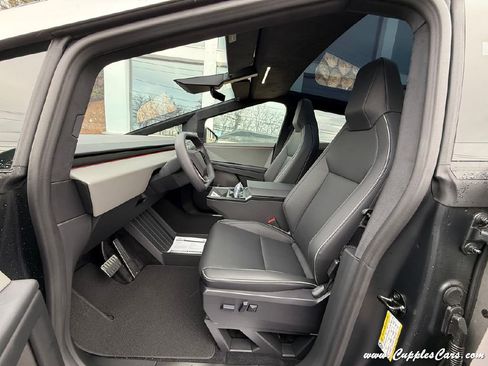 Used 2025 Tesla Cybertruck AWD Crew Cab image 22