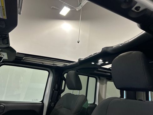 Used 2021 Jeep Wrangler Unlimited Sport image 28