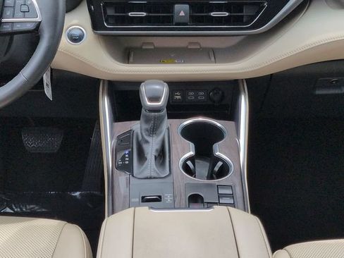 Certified 2024 Toyota Highlander Limited FWD image 19