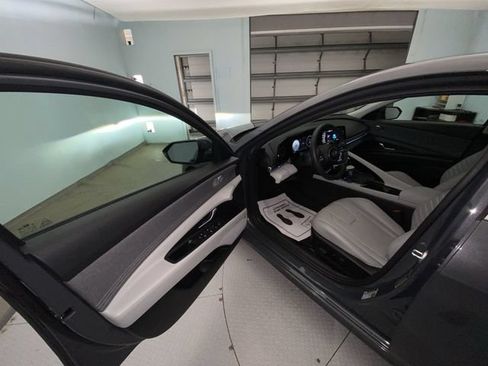 Used 2023 Hyundai Elantra Limited FWD image 11