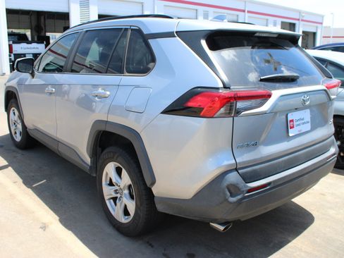 Used 2021 Toyota RAV4 XLE w/ Convenience Package FWD image 8