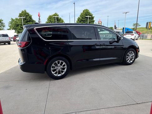Used 2026 Chrysler Pacifica Limited FWD image 5