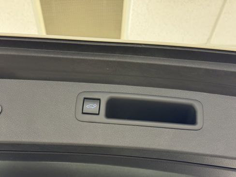 Used 2020 Toyota Highlander XLE image 24