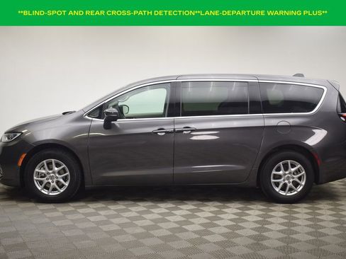 Used 2023 Chrysler Pacifica Touring-L image 11