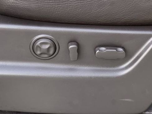 Used 2011 Cadillac Escalade Platinum image 23