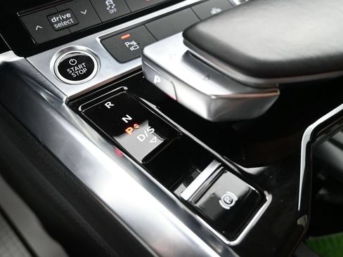 Used 2022 Audi e-tron Premium w/ Convenience Plus Package AWD/4WD image 21