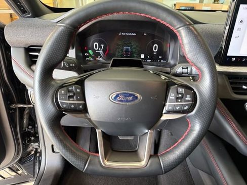 Used 2025 Ford Explorer ST-Line w/ ST-Line Street Pack image 16