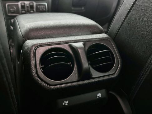 Used 2023 Jeep Gladiator Willys AWD/4WD image 25