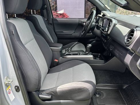 Used 2020 Toyota Tacoma TRD Sport w/ Technology Package AWD/4WD image 23