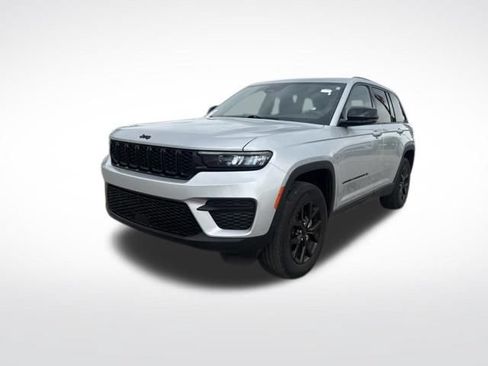 Used 2024 Jeep Grand Cherokee Altitude AWD/4WD image 4
