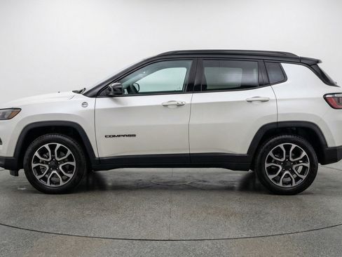 Used 2025 Jeep Compass Trailhawk image 5