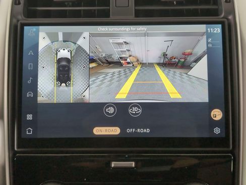 Certified 2025 Land Rover Discovery Dynamic SE image 23