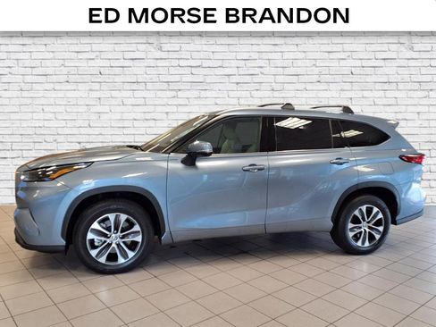 Used 2022 Toyota Highlander XLE image 2