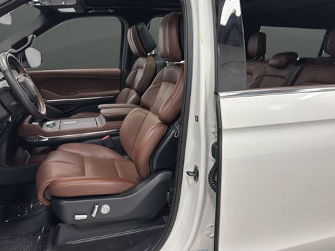 Used 2025 Lincoln Navigator L Reserve AWD/4WD image 9