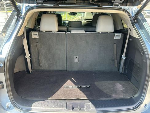 Used 2022 Toyota Highlander XLE AWD/4WD image 16